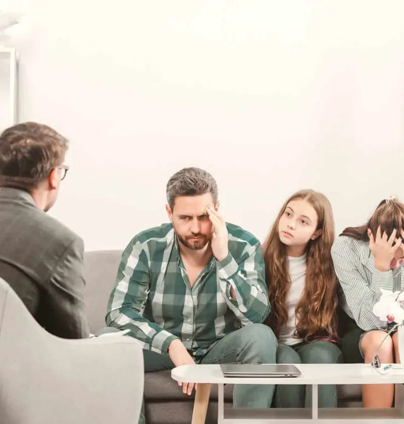 Familia en sesión de terapia