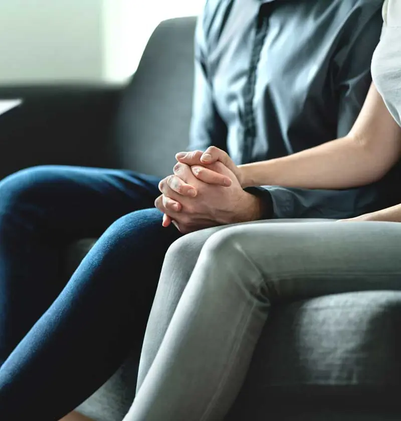 Pareja en sesión de terapia